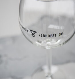 Glas Verhofstede Gin op voet