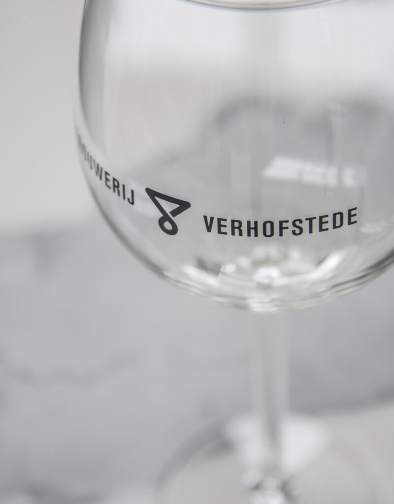 Glas Verhofstede Gin op voet