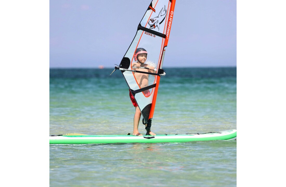 Watrflag Jibe 10’6 Windsurf & SUP Board – Complete Set met 2,4 m² Unifiber Rookie Sail Rig