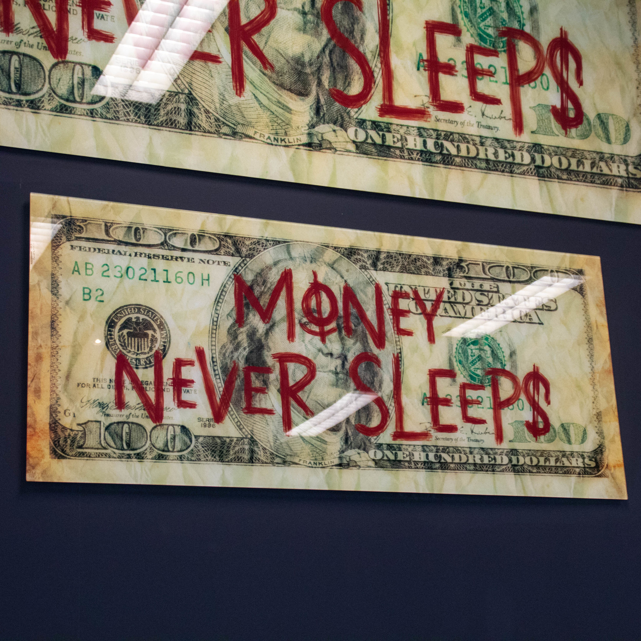 Money never sleep - Art Glasschilderij