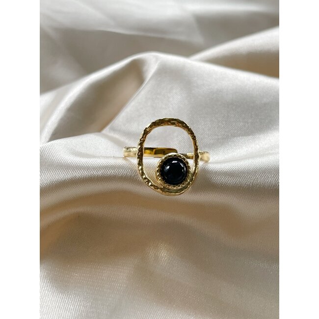 'LUCIA' BLACK STONE RING GOLD - STAINLESS STEEL (VERSTELBAAR)