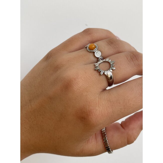"Pop of color" Ring inspiration look silver