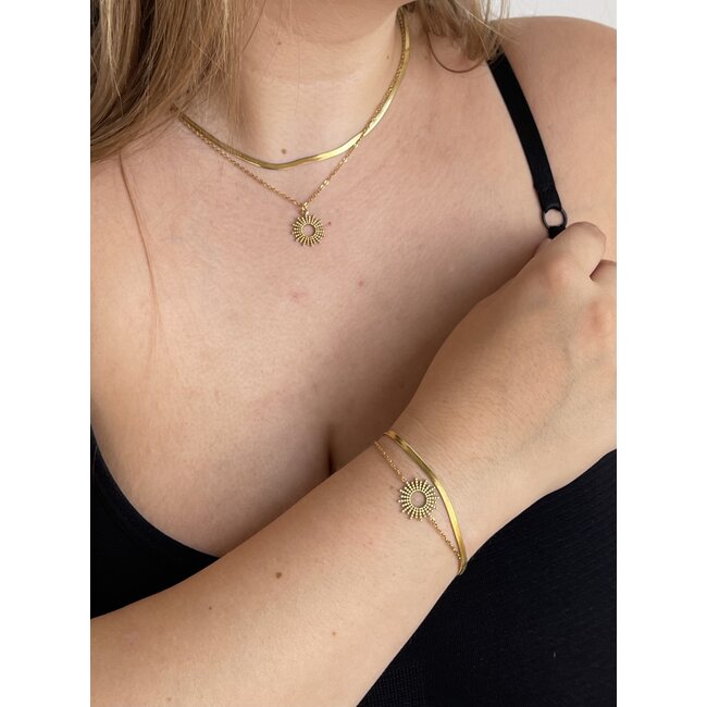 "Elevated basic"  collana e braccialetto look ispiratore oro