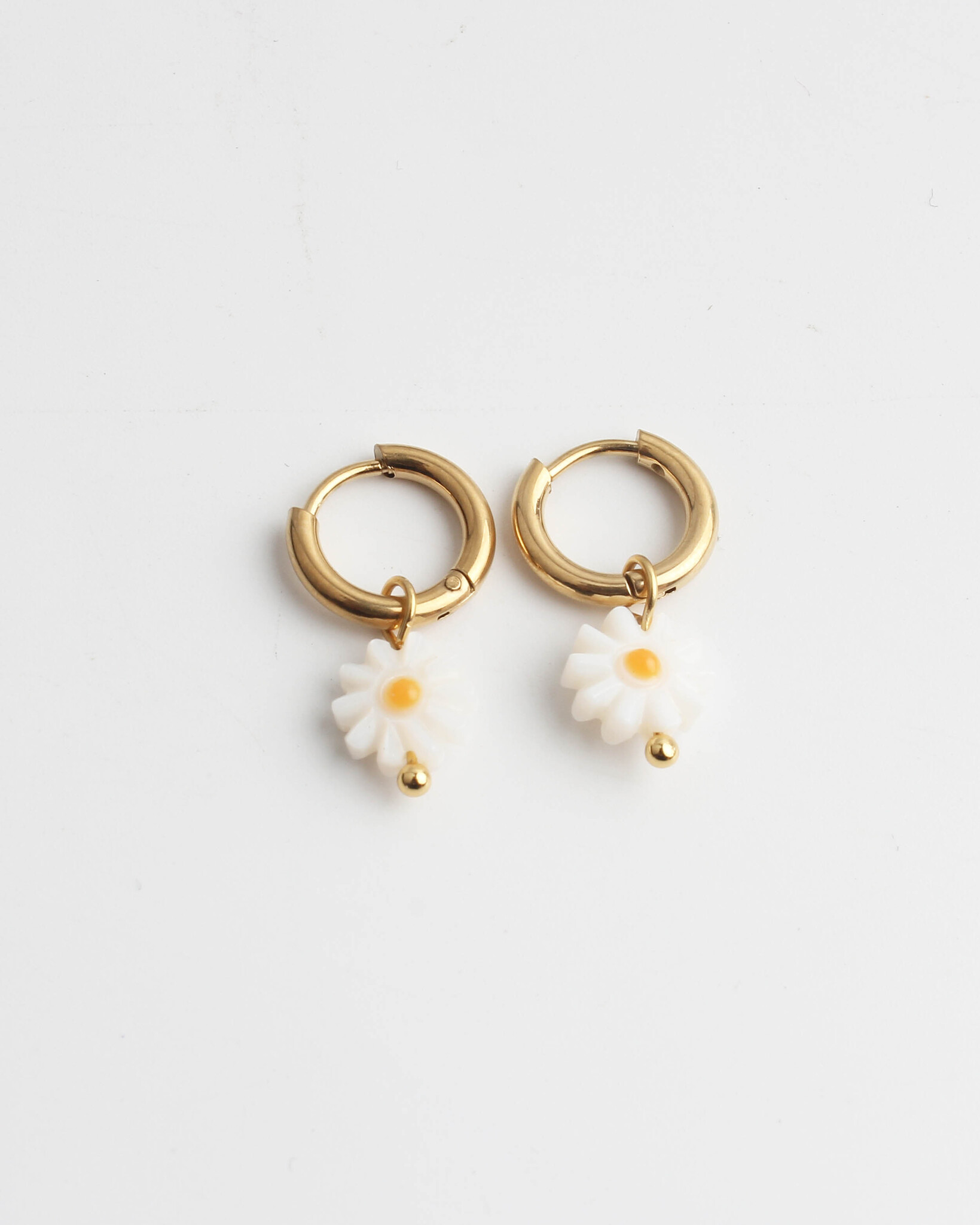 Weiße Gänseblümchen-Blumen-Ohrringe Gold - Edelstahl - Notbranded