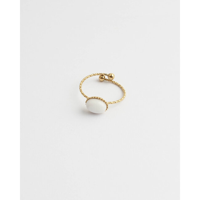 Minimalistischer weißer Natursteinring Gold