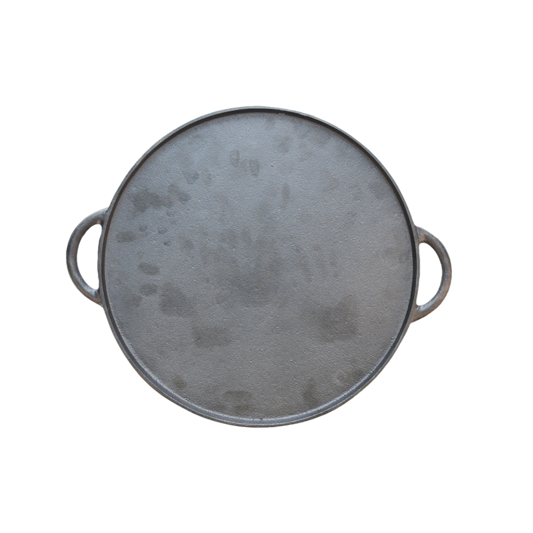 Cast-iron baking tray on three legs