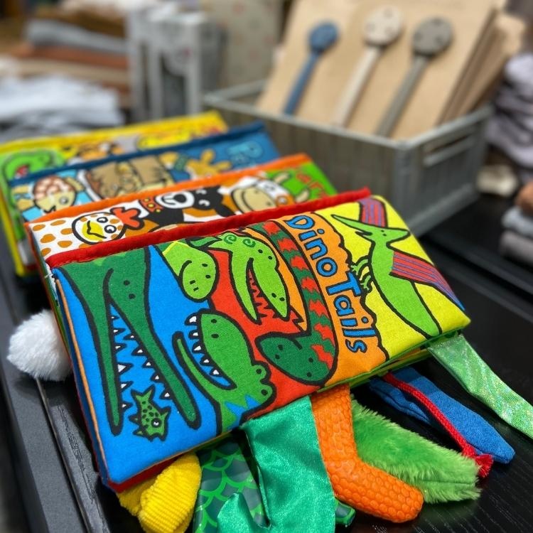 Jellycat knisperboekje // kijk- en voelboekje // staartenboek
