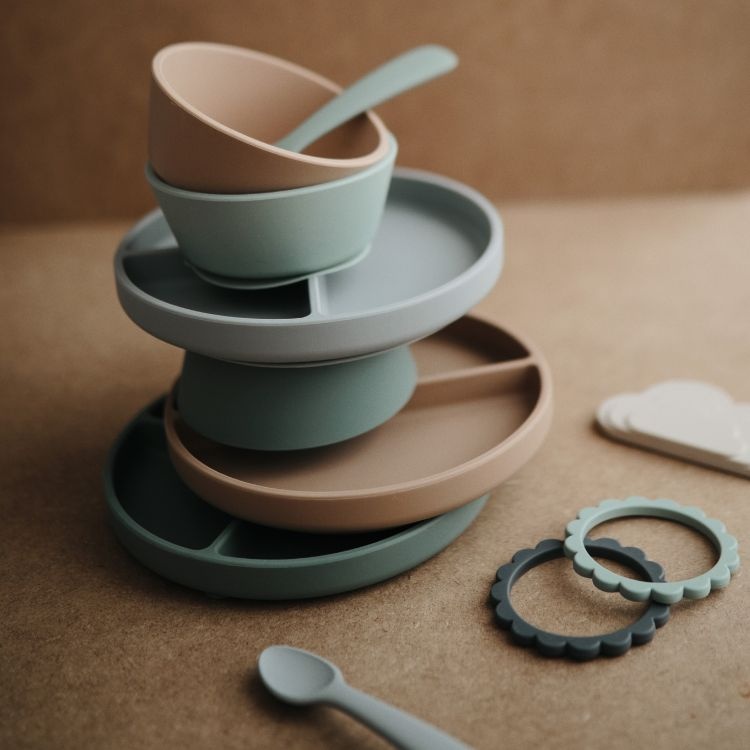 Mushie kinderservies borden, bakjes en drinkbekers | Labels for Little Ones