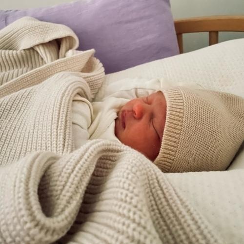 Hvid bonnet newborn oat | muts-2