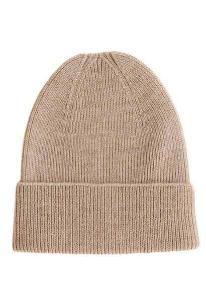Hvid newborn beanie fonzie sand