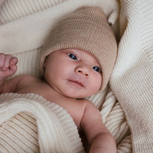 Hvid newborn beanie fonzie sand-4