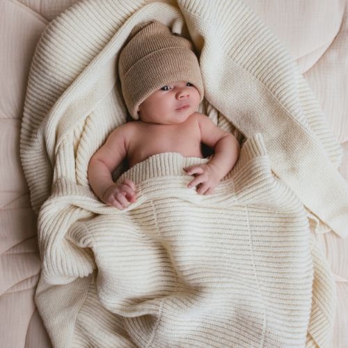 Hvid newborn beanie fonzie sand-6