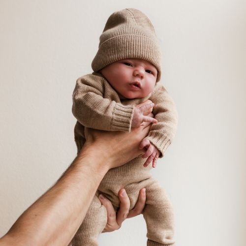 Hvid newborn beanie fonzie sand-3
