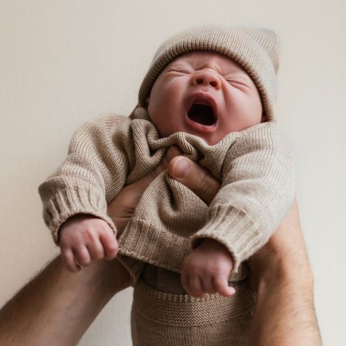 Hvid newborn beanie fonzie sand-5