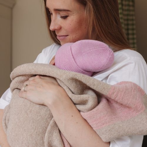 Hvid newborn beanie fonzie cotton candy-2