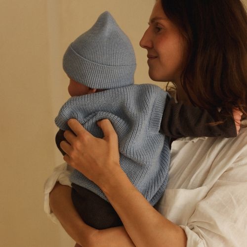 Hvid newborn beanie fonzie light blue-2