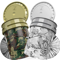 Magic Bucket Camo emmerset bestaande uit; 2 x unieke Camo emmer 5 gallon (19 ltr), 2x Grit Guard zwart, 2 x deksel!