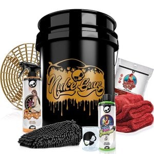 Nuke Guys Nuke Guys autowasset twv € 69,50 bestaande uit; Wasemmer 5 gallon (19 Ltr) Gold, Grit Guard Grit Gold, Wash Mitt, Velgenreiniger 1000 ml, shampoo 500 ml, maatbeker 150 ml ,Gamma Droogdoek 50 x80 1400 gsm!