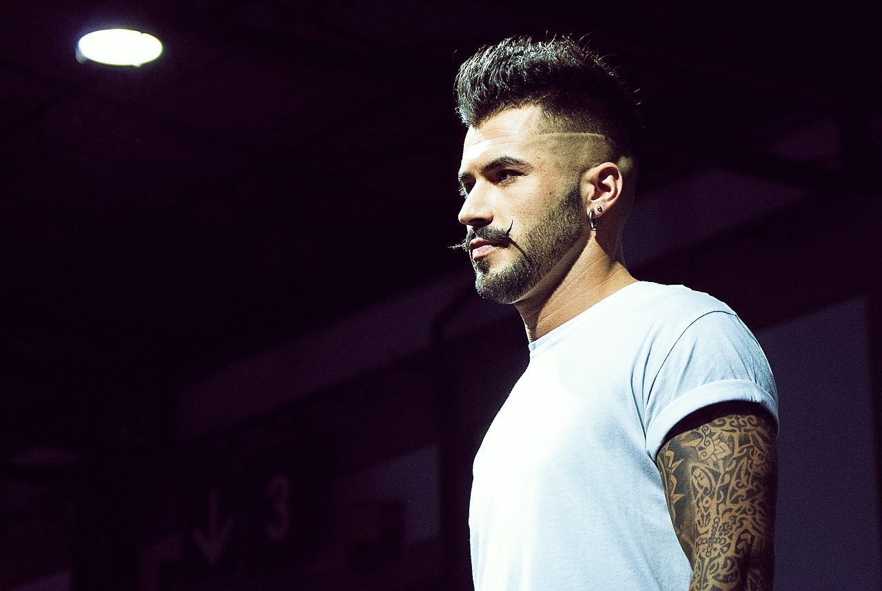 Tips voor mannen met inhammen: Zo houd je je haar langer en voller