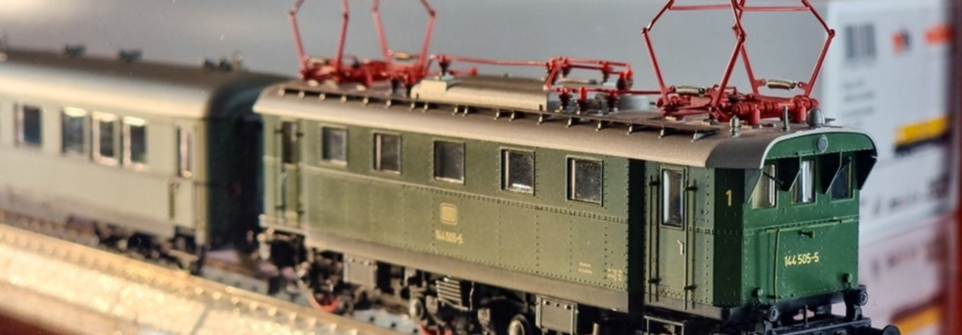 treinset BR 144 + twee salonrijtuigen van de DB - AC digitaal