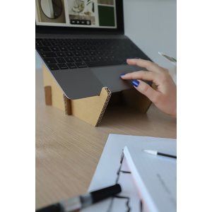 KarTent Laptop-Ständer aus Pappe