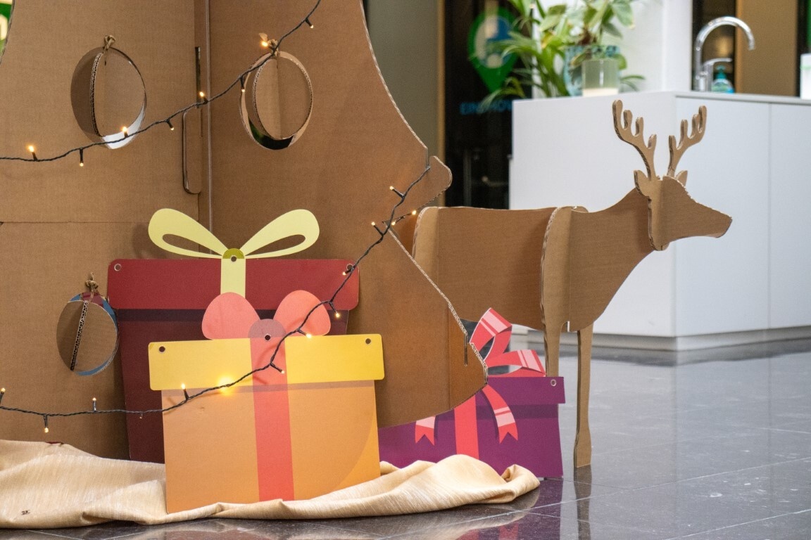 Kartonnen kerstboom XL 3,3 meter hoog KarTent