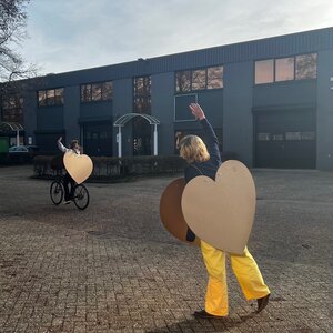 KarTent Cardboard heart dress up costume