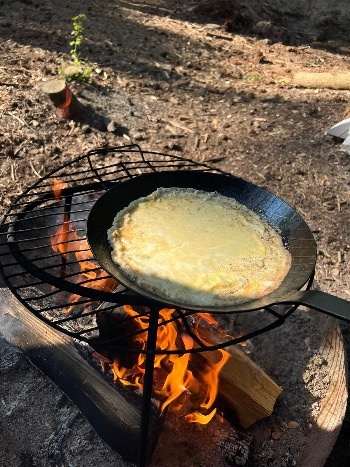 Pannenkoeken bakken op open vuur