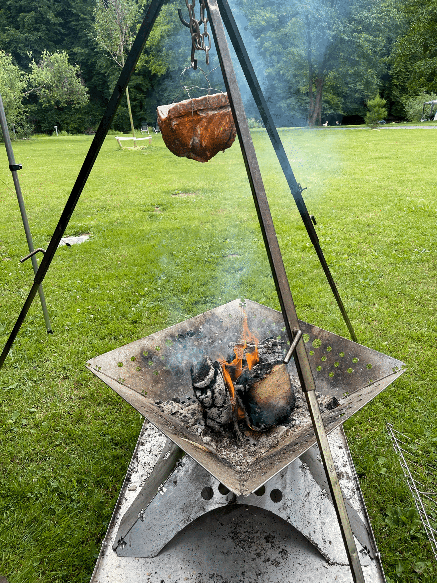 Vlees boven vuur hangen