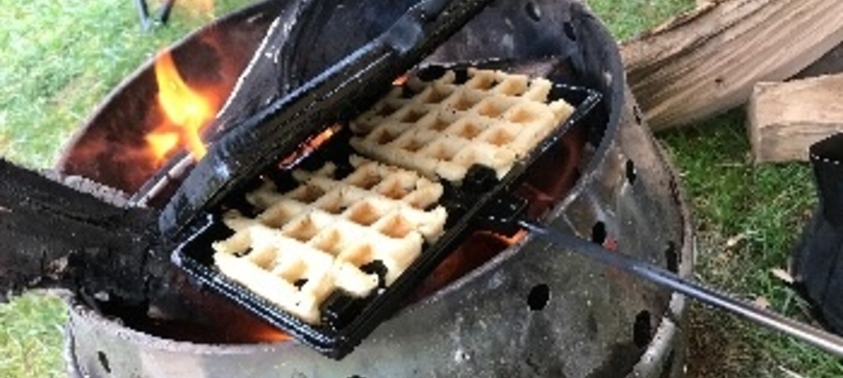 wafels bakken op kampvuur