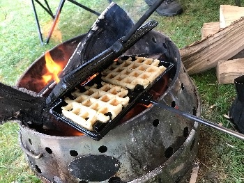 wafels bakken op kampvuur