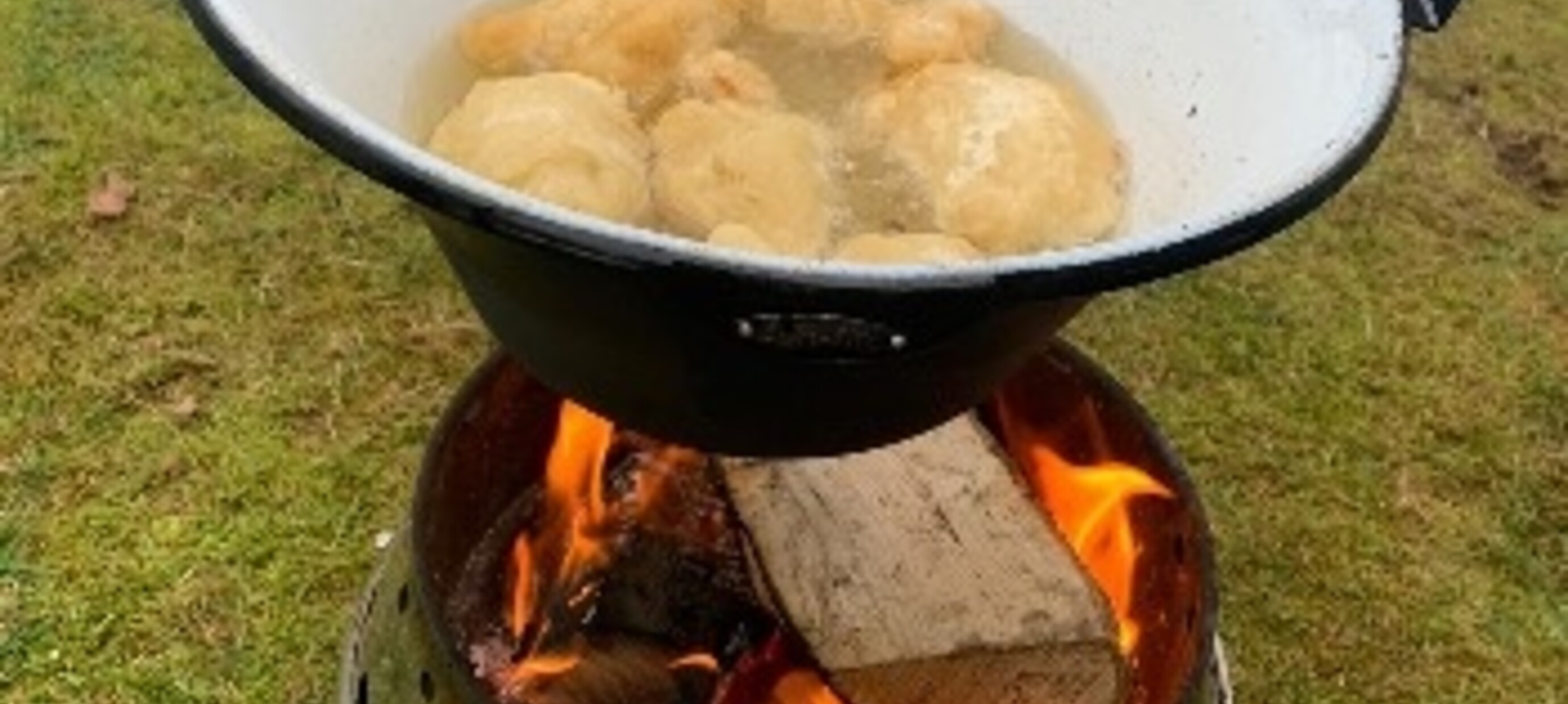 oliebollen bakken op houtvuur