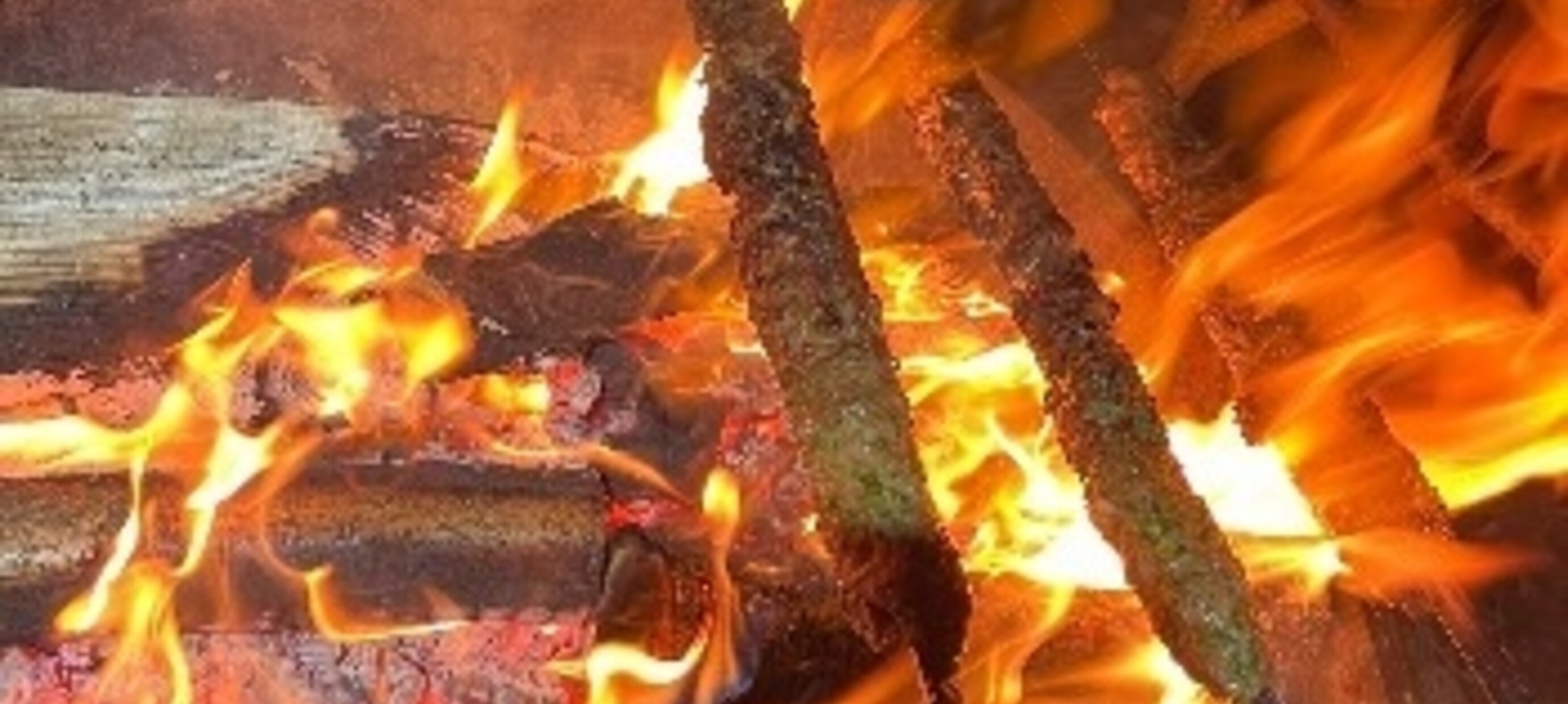 lams kofte maken op het vuur