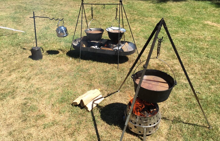 Buiten koken met een driepoot 