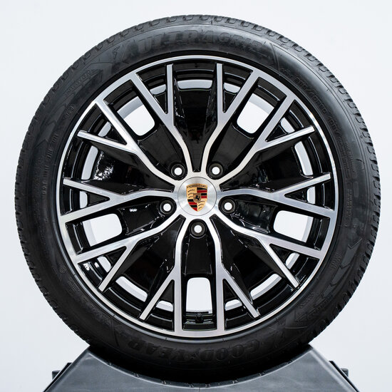 20 inch Taycan Turbo S Aero Design winterwielenset zwart gespoten (hoogglans)