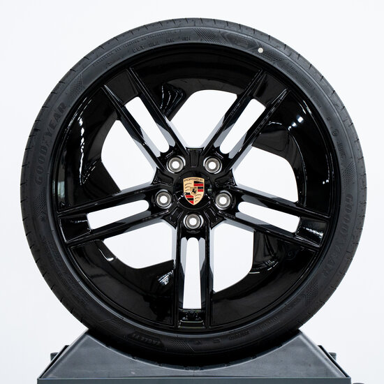 21 inch Taycan Exclusive Design zomerwielenset zwart gespoten (hoogglans) met zwart gespoten aeroblades (hoogglans)