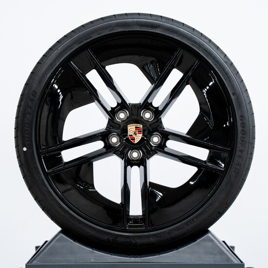 21 inch Taycan Exclusive Design zomerwielenset zwart gespoten (hoogglans) met zwart gespoten aeroblades (hoogglans)