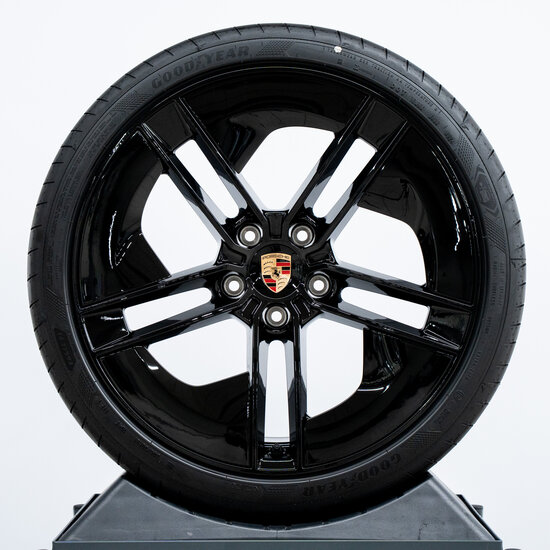 21 inch Taycan Exclusive Design zomerwielenset zwart gespoten (hoogglans) met zwart gespoten aeroblades (hoogglans)