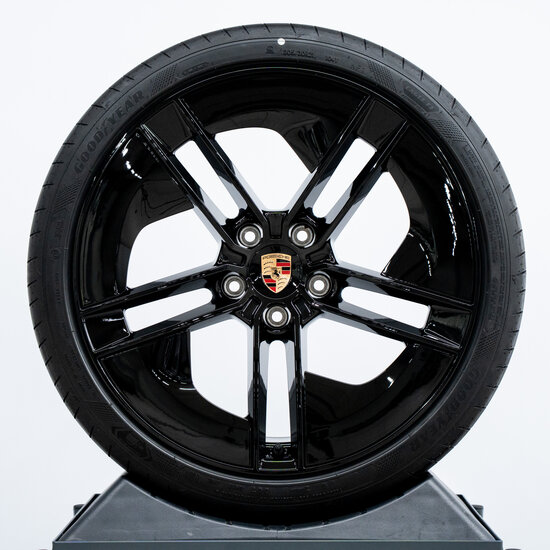 21 inch Taycan Exclusive Design zomerwielenset zwart gespoten (hoogglans) met zwart gespoten aeroblades (hoogglans)