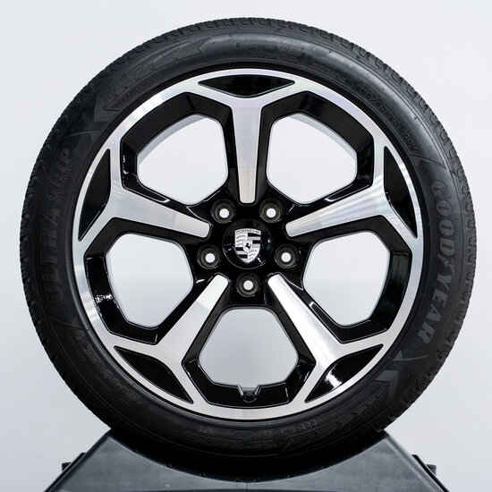 20 inch Taycan Off Road Design winterwielenset zwart gespoten (hoogglans)