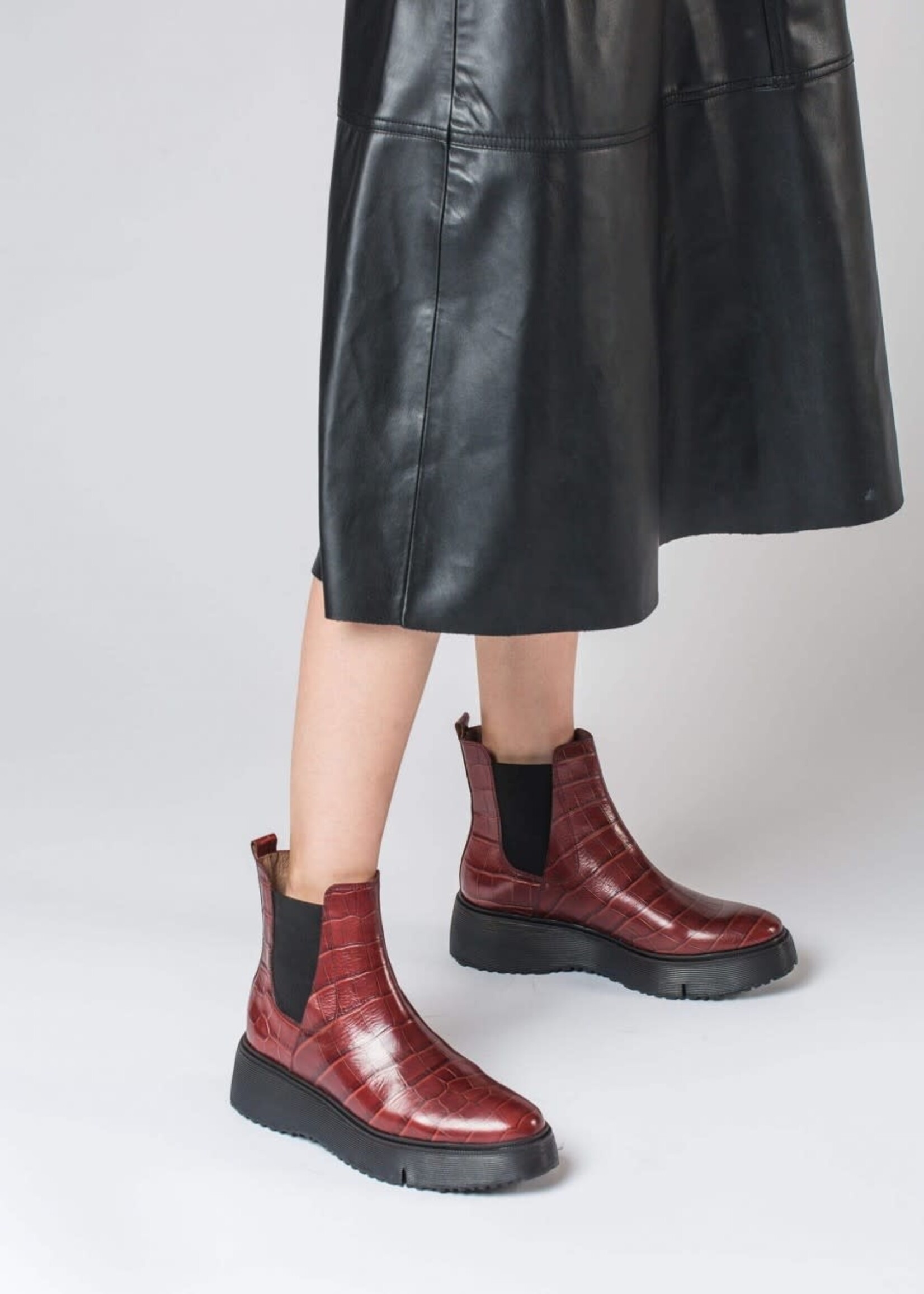 Plateau Chelsea Boots mit Krokoprägung Rot