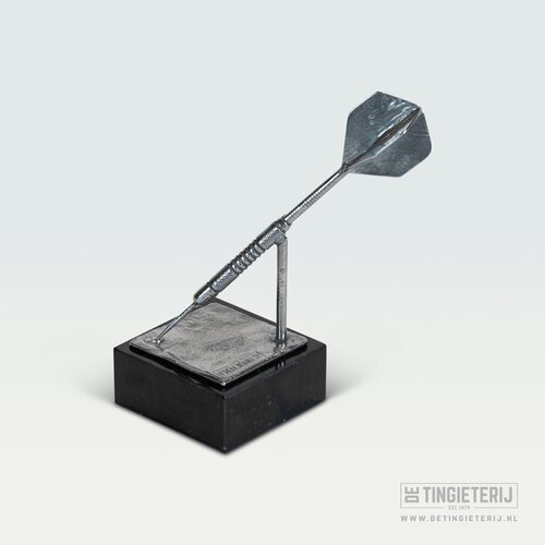 De Tingieterij Tinnen Dartpijl op Voet | Uniek Dart Cadeau & Sculptuur