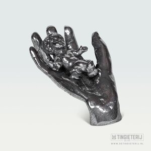 De Tingieterij Hand mit Baby