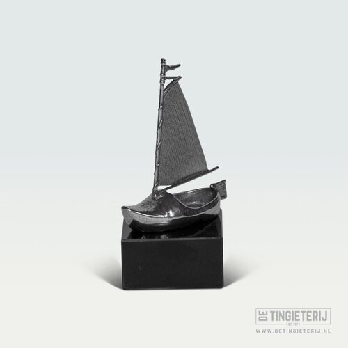De Tingieterij Klompenbootje – Tinnen Zeilboot