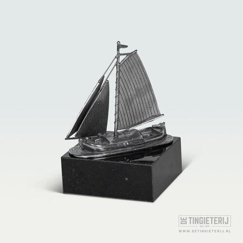 De Tingieterij Lemsteraak aus Zinn – Handgefertigtes Miniatur-Segelschiff