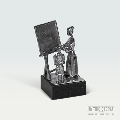De Tingieterij Pewter teacher with blackboard – Handmade education figurine