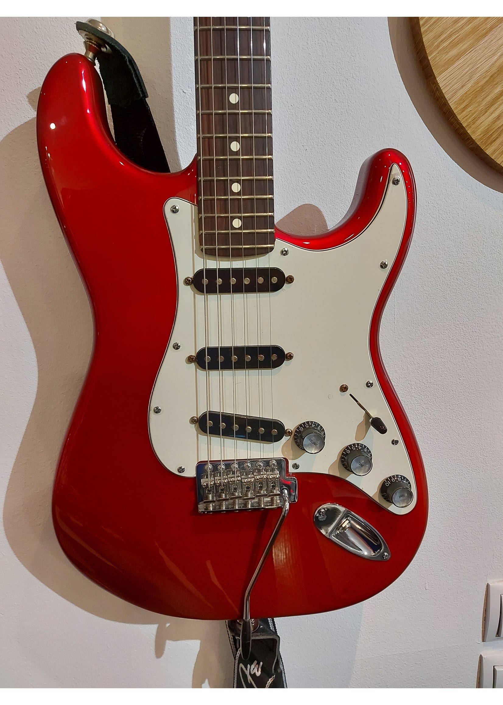 Fender stratocaster candy apple red deals