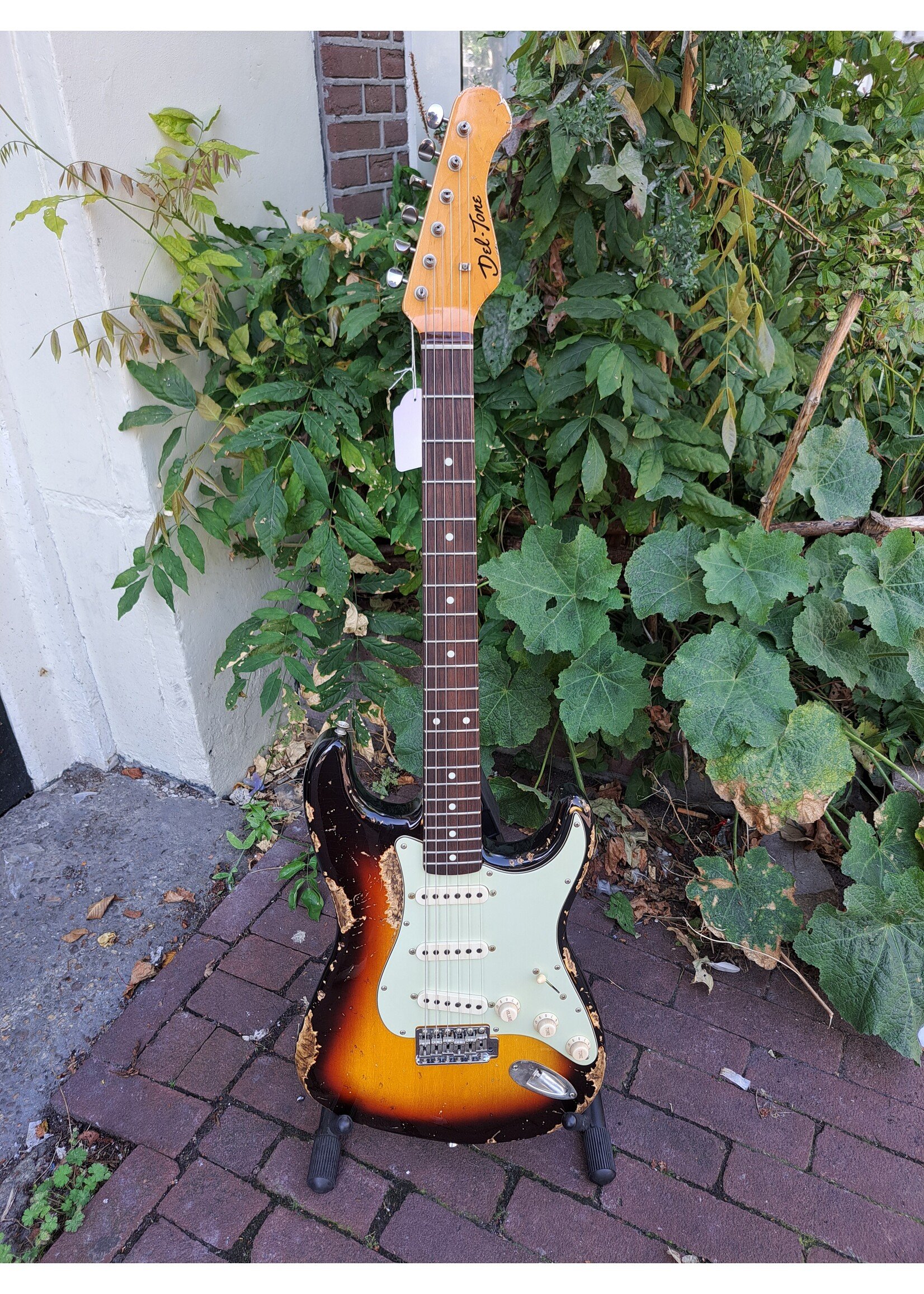 Del-tone Del-Tone  S-Style 3 Tone Sunburst Heavy Relic