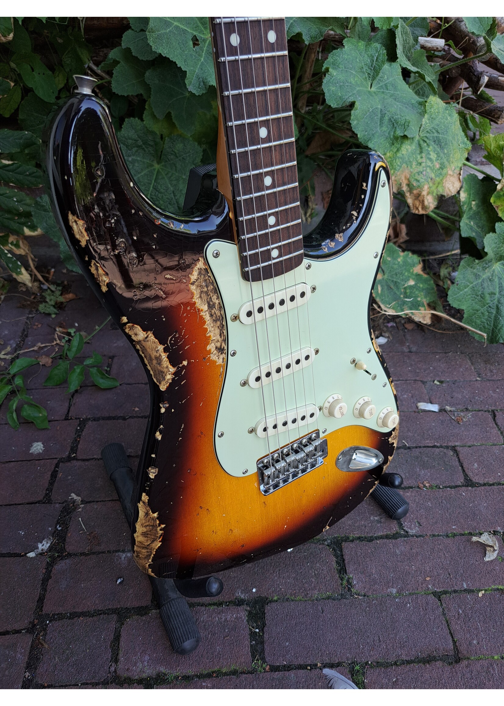 Del-tone Del-Tone  S-Style 3 Tone Sunburst Heavy Relic