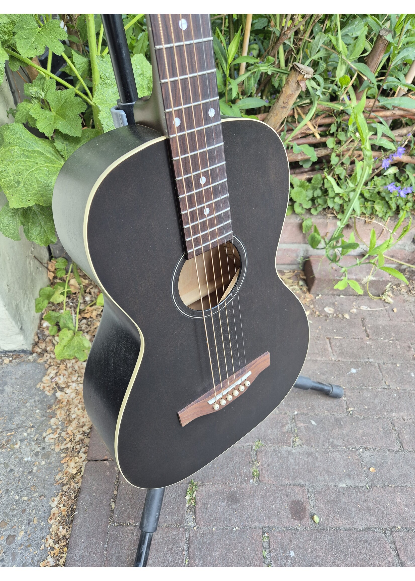 ART & LUTHERIE Art & Lutherie Roadhouse Faded Black E/A B stock